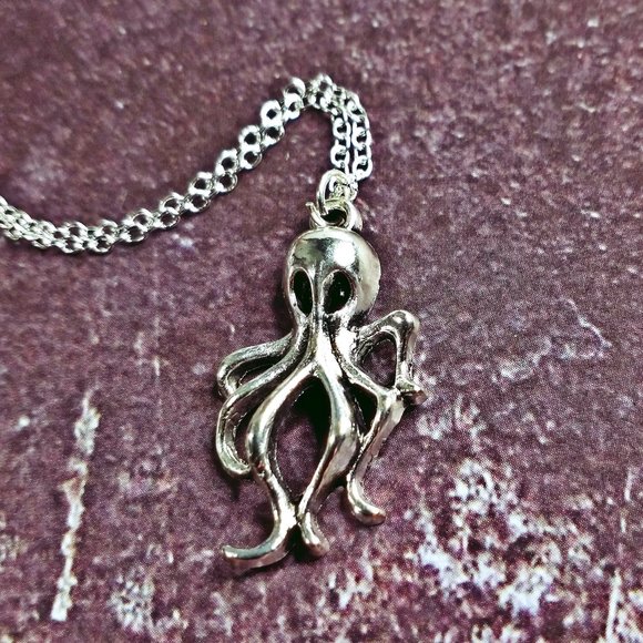 Baroque Vintage Jewelry - Dainty Silver Octopus Necklace